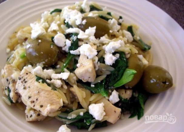 Теплый салат с рисом и курицей
