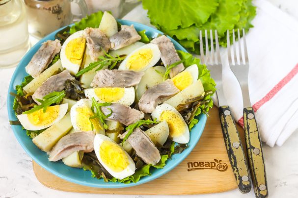 Салат с морской капустой и селедкой