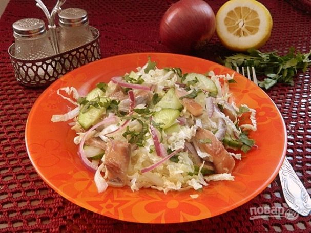 Салат из селедки с пекинской капустой