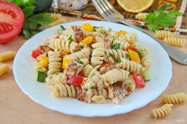 Салат с курицей и макаронами