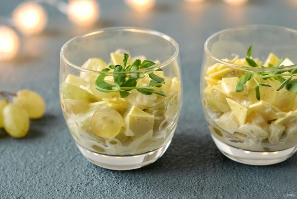 Салат с виноградом и ананасами
