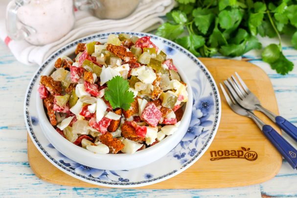 Салат с кириешками и копченой колбасой