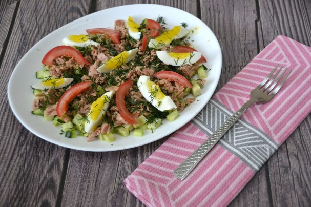 Салат с авокадо, тунцом и огурцом