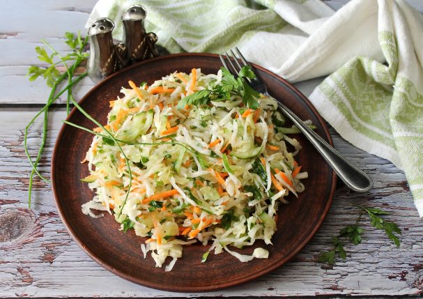 Салат с капустой и дайконом