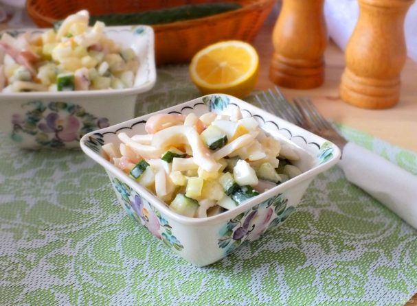 Салат из кальмаров, ананасов и огурцов