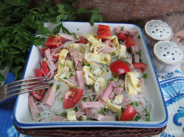 Салат с яичными блинчиками фунчозой и колбасой
