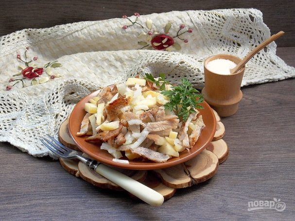 Пикантный салат с моченым яблоком