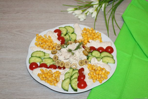 Салат с куриной грудкой и помидорами Салат с куриной грудкой и помидорами
