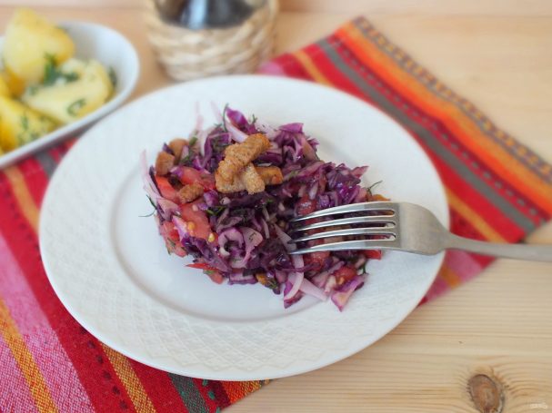 Салат с красной капустой и помидорами