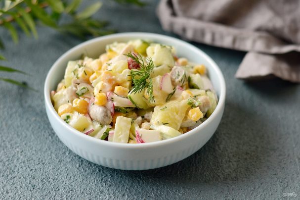 Салат с кукурузой, грибами и огурцами