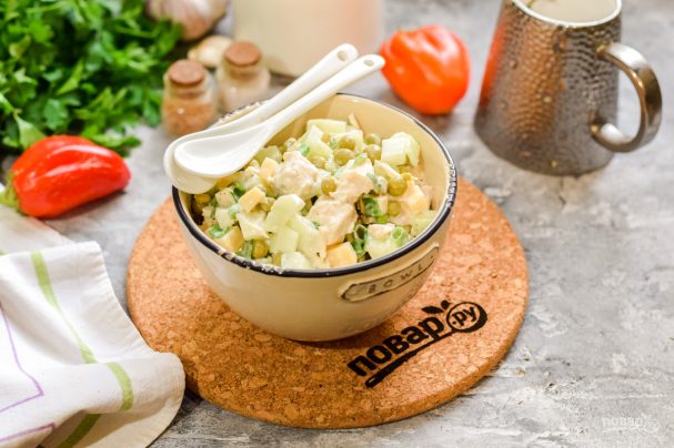 Салат из курицы и сыра