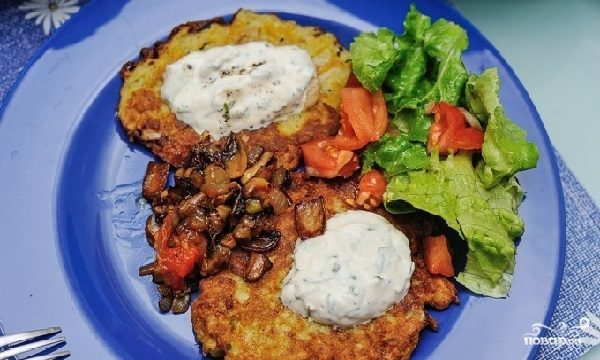 Драники с грибным соусом