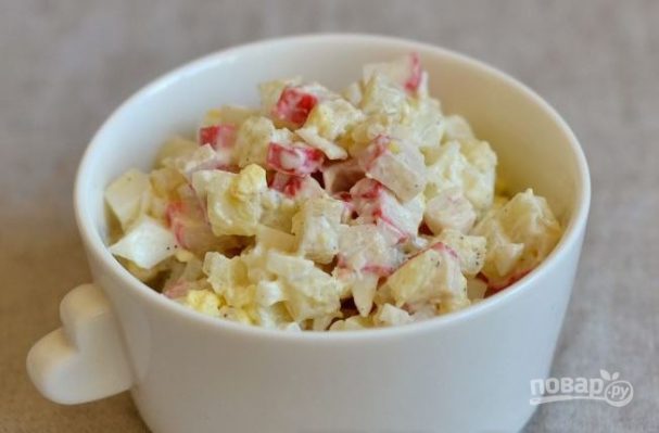 Салат с крабовыми палочками, яйцом и майонезом
