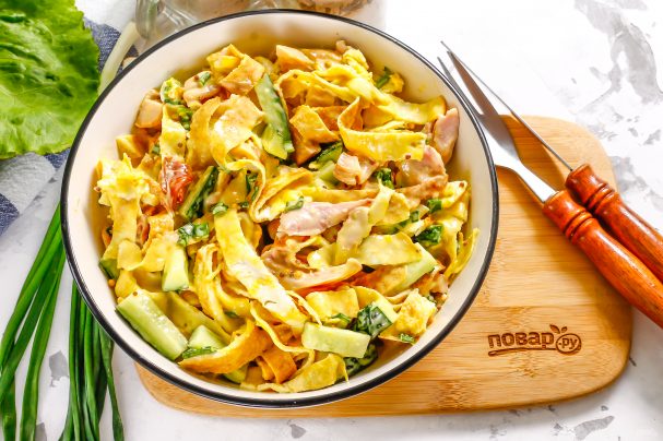 Салат с омлетом и копченой курицей