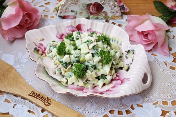 Салат с курицей, зеленым горошком и огурцом