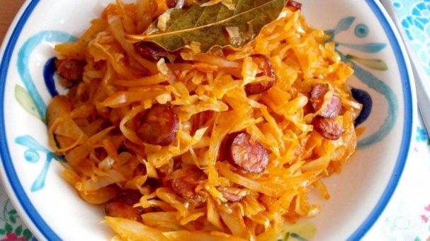 Тушеная капуста с колбасками