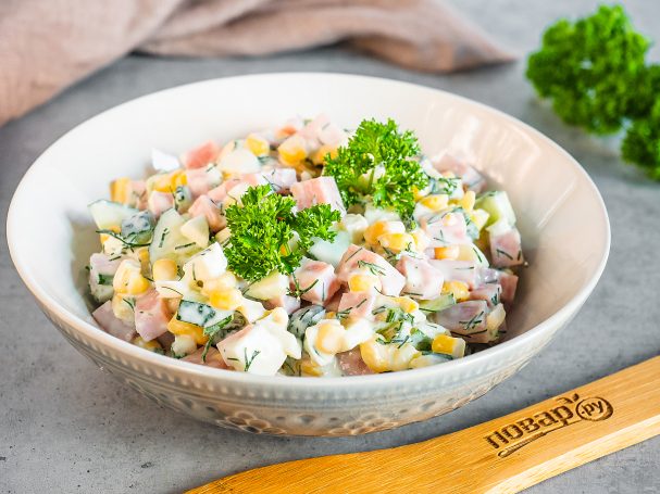 Салат с ветчиной, яйцом и кукурузой