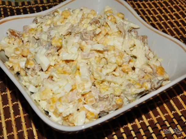 Салат с копченой курицей и кириешками