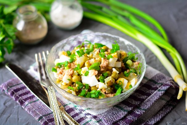 Салат из печени трески с горошком и огурцом