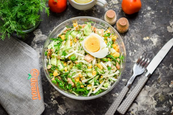 Салат с капустой и тунцом