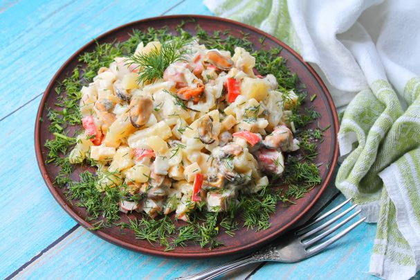 Салат с морепродуктами и ананасом