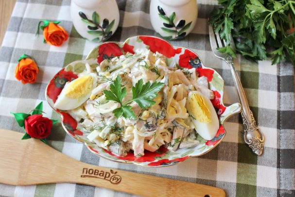 Салат с ветчиной и маринованными грибами