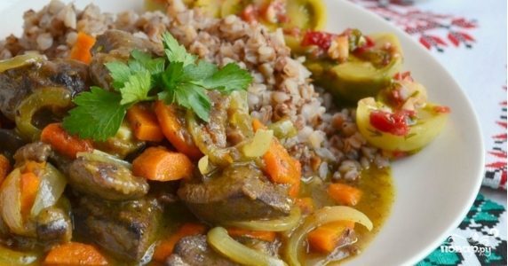 Говяжья печень тушеная с луком и морковью Говяжья печень тушеная с луком и морковью