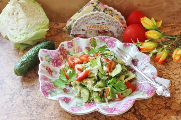 Овощной салат с капустой, помидорами, огурцами и зеленью