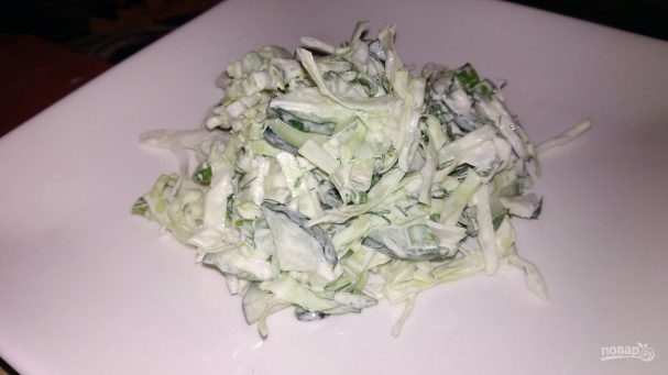 Салат из молодой капусты с огурцом и зеленью