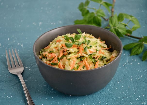 Салат с зеленой редькой и свежим огурцом