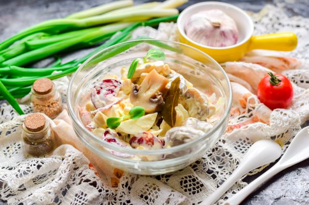 Салат с консервированными шампиньонами