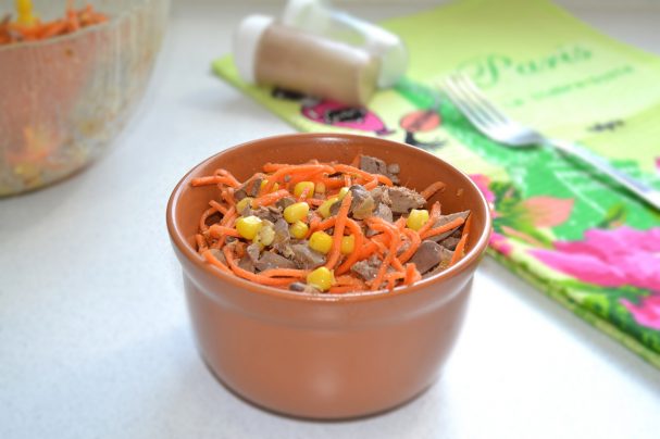 Салат с печенью и кукурузой