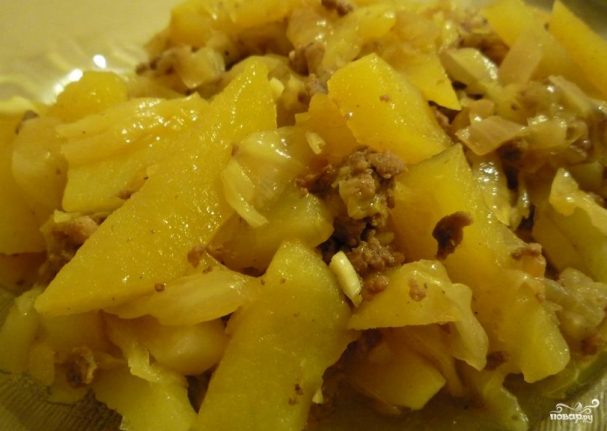 Тушеная капуста со свининой и картошкой
