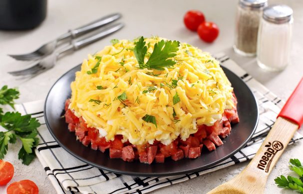 Салат с копчёной колбасой