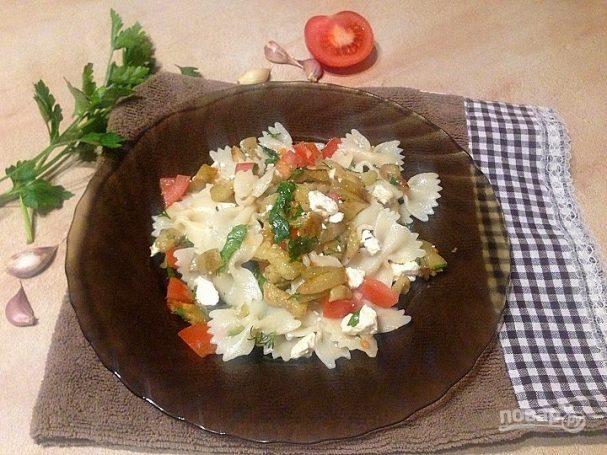 Салат с пастой, баклажанами и брынзой