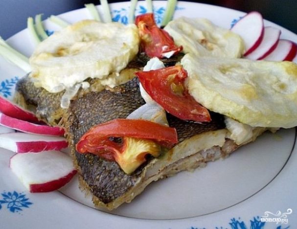 Камбала с овощами в духовке