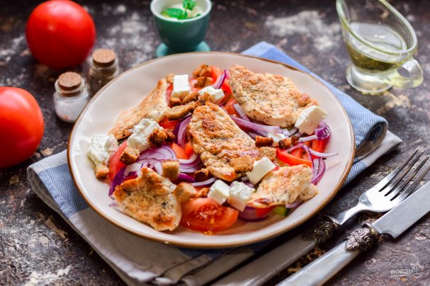 Греческий салат с сухариками и курицей Греческий салат с сухариками и курицей