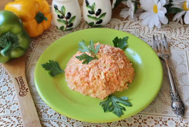Салат с сыром и чесноком