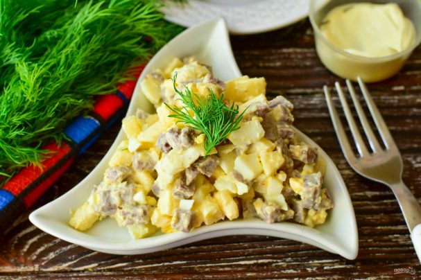 Салат с языком и яблоком