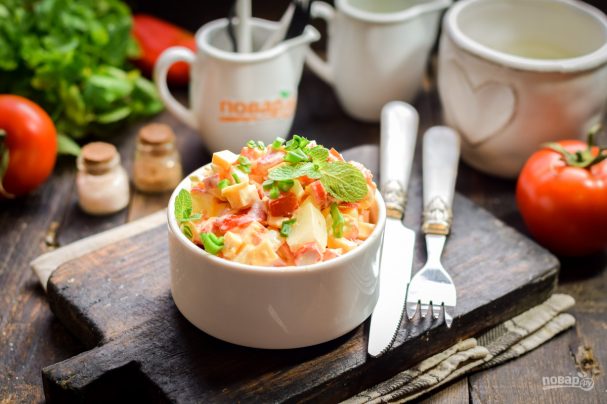 Салат с крабовыми палочками и маринованным луком