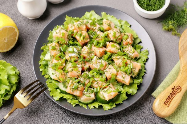 Салат со слабосолёной форелью и огурцом