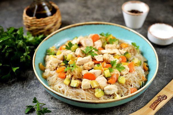 Фунчоза с курицей и замороженными овощами